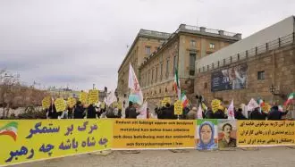 استهکلم سوئد - آکسیون ایرانیان آزاده در حمایت از اعتصاب کارگران صنایع نفت، گاز، پتروشیمی، نیروگاهها، صنایع فولاد و معادن مس در آستانه روز جهانی کارگر