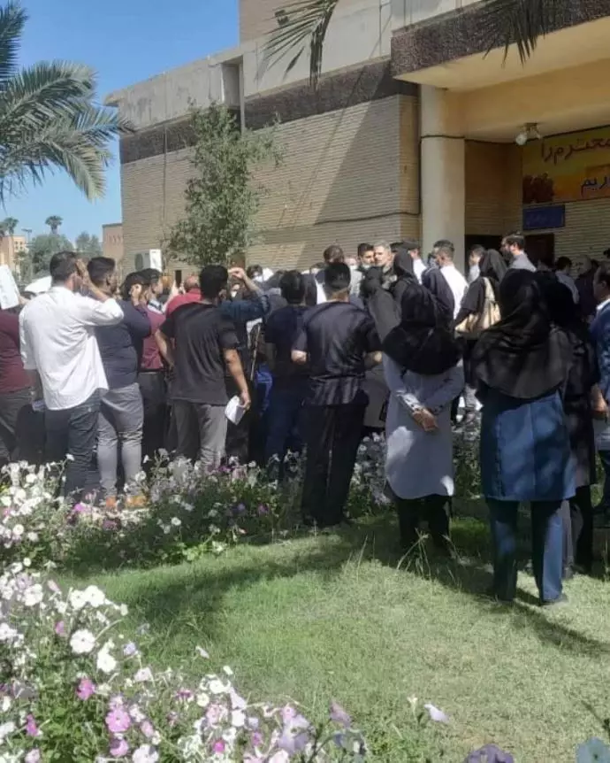 اهواز - تجمع اعتراضی پرستاران در مقابل ساختمان مرکزی دانشگاه علوم پزشکی - ۷اردیبهشت