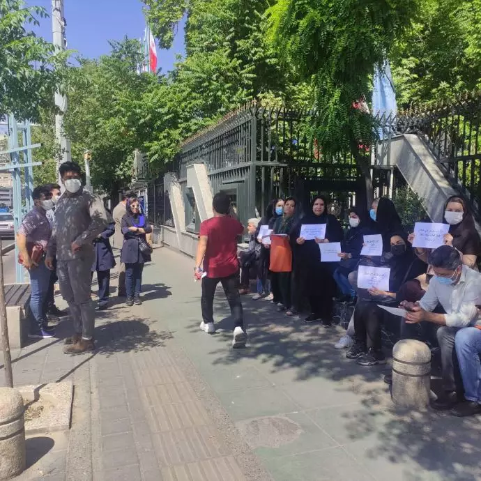 تهران - تجمع اعتراضی کارکنان سازمان تأمین اجتماعی در اعتراض به پایین بودن دستمزدشان - ۱۰اردیبهشت