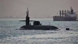 زیردریایی موشک هدایت شونده USS Florida از کانال سوئز در مسیر دریای سرخ عبور می‌کند
