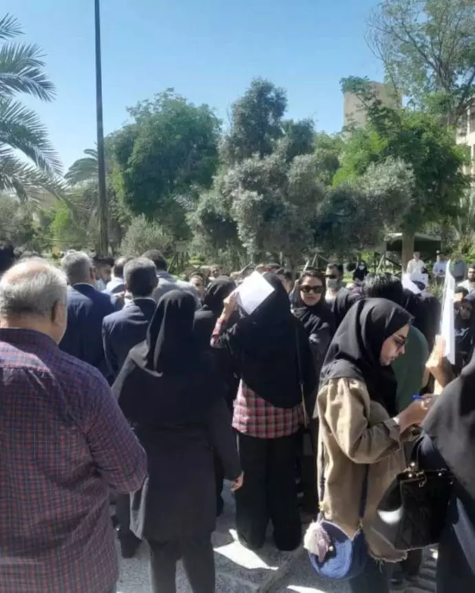 اهواز - تجمع اعتراضی پرستاران در مقابل ساختمان مرکزی دانشگاه علوم پزشکی - ۷اردیبهشت