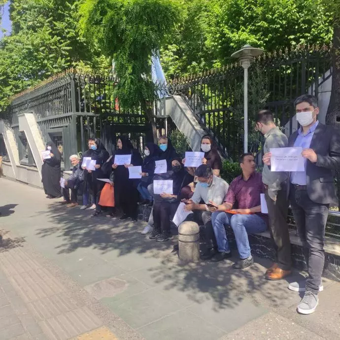 تهران - تجمع اعتراضی کارکنان سازمان تأمین اجتماعی در اعتراض به پایین بودن دستمزدشان - ۱۰اردیبهشت