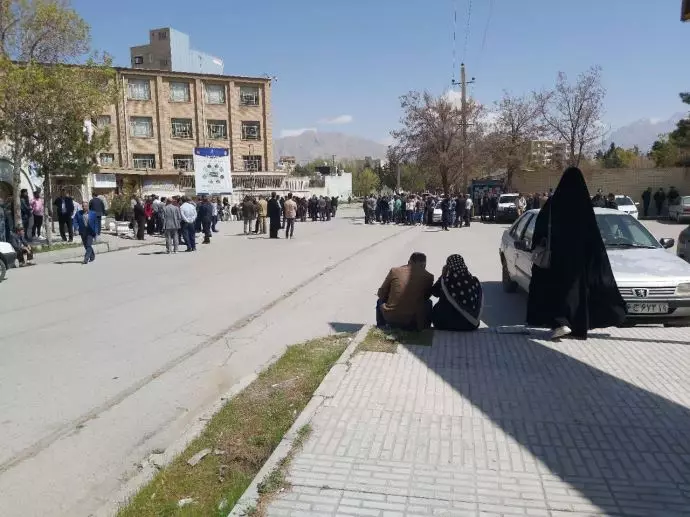 -کرمانشاه-تجمع اعتراضی معلمان در مقابل اداره آموزش و پرورش - ۱۷فروردین