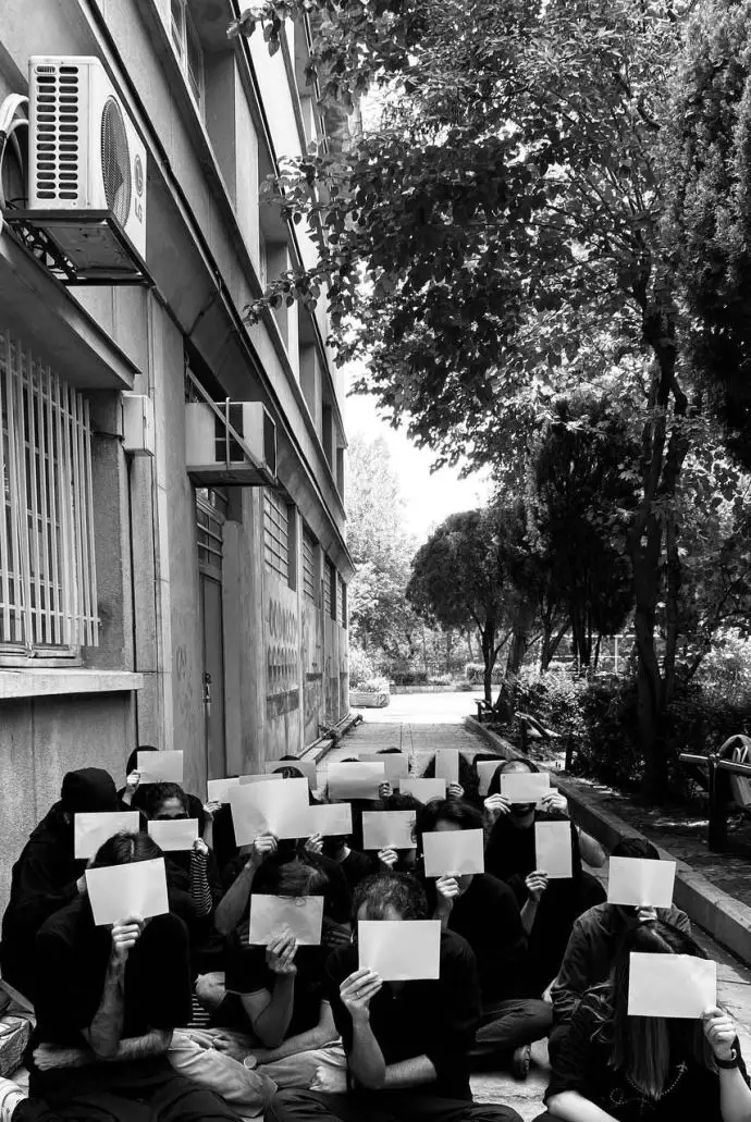 تهران - تحصن دانشجویان پردیس هنرهای زیبا در اعتراض به اعدام سه زندانی قیامی - ۳۰ اردیبهشت