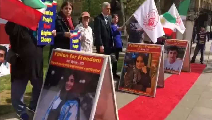 -لندن - اکسیون و نمایشگاه شهدای قیام توسط ایرانیان آزاده و هواداران مجاهدین - 0