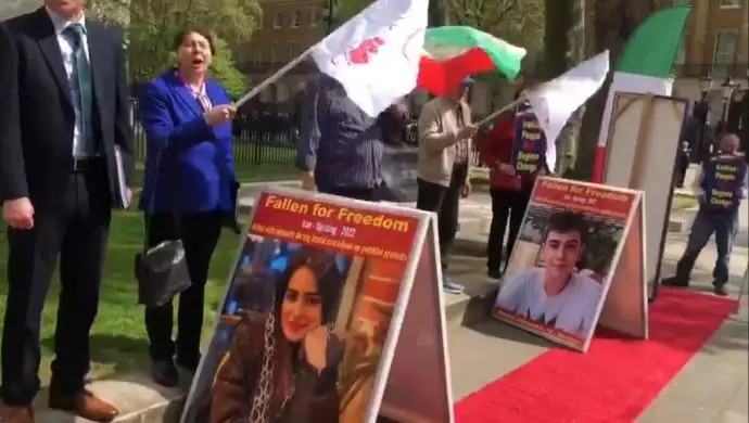 -لندن - اکسیون و نمایشگاه شهدای قیام توسط ایرانیان آزاده و هواداران مجاهدین - 5