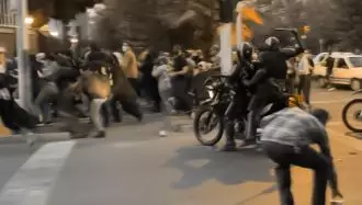 خروش جوانان علیه پاسداران...