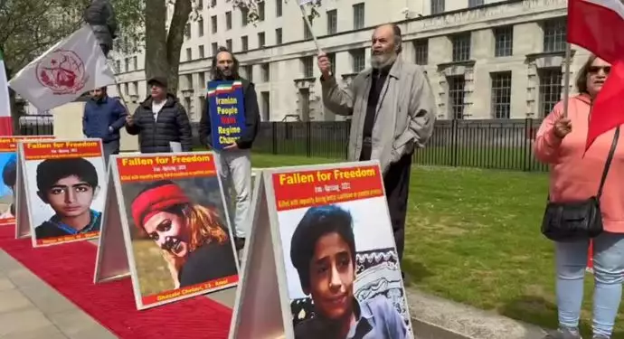 -لندن - اکسیون و نمایشگاه شهدای قیام توسط ایرانیان آزاده و هواداران مجاهدین - 3