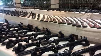 نمایشگاه اطلاعات آخوندی از سلاحهای کشف شده در جریان قیام
