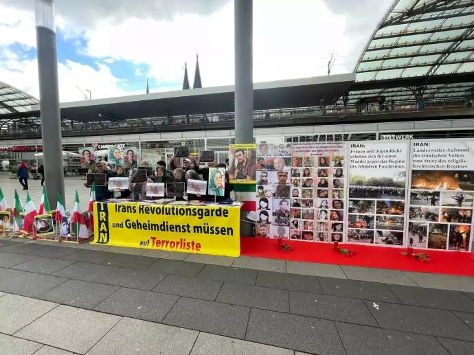 کلن آلمان - برگزاری آکسیون و نمایشگاه شهدای قیام توسط ایرانیان آزاده با شعارهای مرگ بر ستمگر چه شاه باشه چه رهبر - ۲۰اردیبهشت