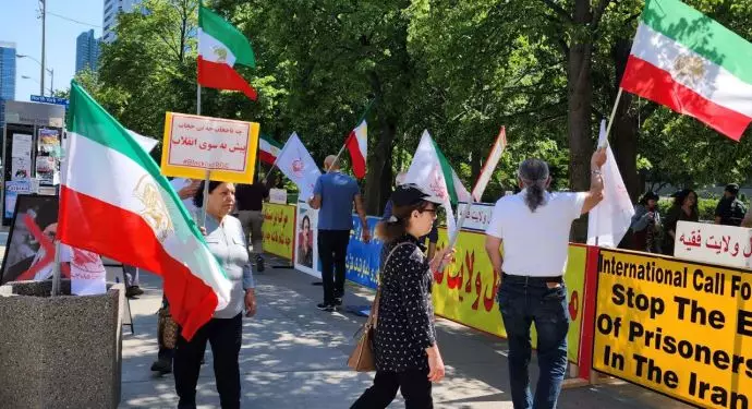 تورنتو - آکسیون ایرانیان آزاده در همبستگی با قیام سراسری مردم ایران - ۱۳خرداد - 4