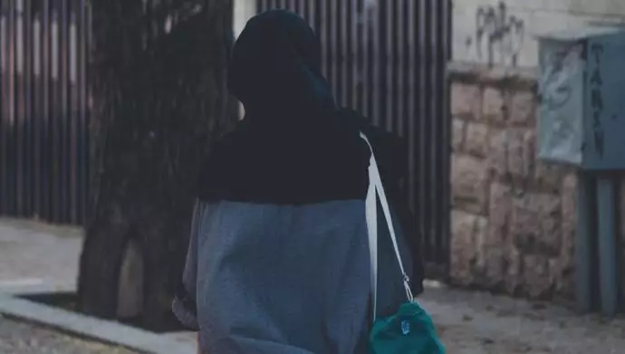 تصویری از یک زن ایرانی در خیابانهای تهران - عکس از سایت یو.ان.نیوز سازمان ملل