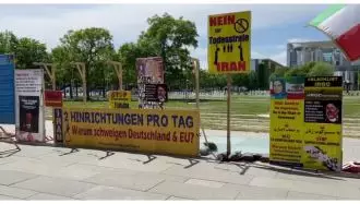 برلین - ایرانیان آزاده در مقابل پارلمان آلمان اقدام به برگزاری نمایشگاه عکس شهیدان قیام کردند 
