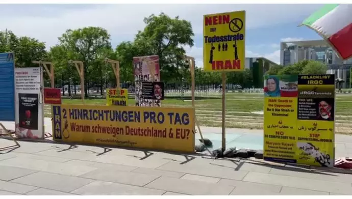 برلین - ایرانیان آزاده در مقابل پارلمان آلمان اقدام به برگزاری نمایشگاه عکس شهیدان قیام کردند 