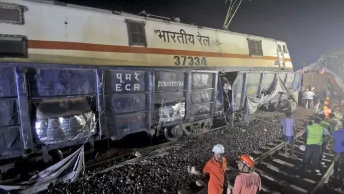 تصادف دو قطار در هند - عکس از آسوشیتدپرس