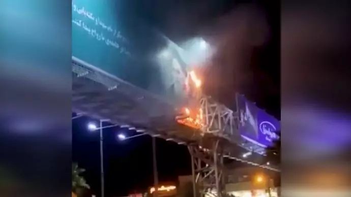 به آتش کشیدن تصاویر منحوس خمینی و خامنه‌ای در اتوبان سعیدی در تهران - 1