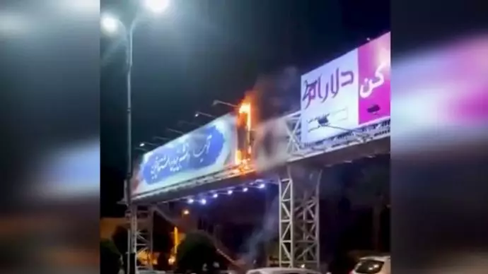 به آتش کشیدن تصاویر منحوس خمینی و خامنه‌ای در اتوبان سعیدی در تهران - 2