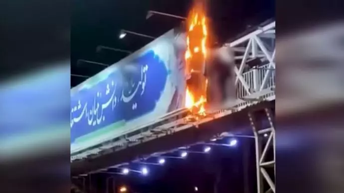 به آتش کشیدن تصاویر منحوس خمینی و خامنه‌ای در اتوبان سعیدی در تهران - 3