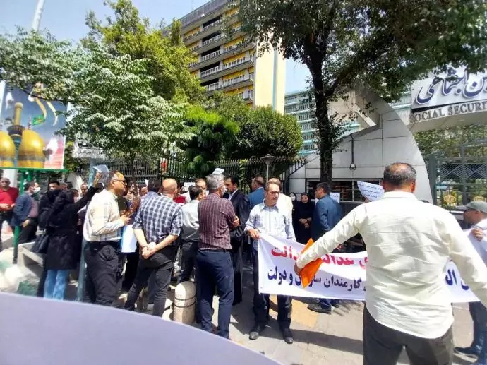 تهران - تجمع اعتراضی پرسنل تأمین اجتماعی در اعتراض به سطح پایین حقوق دریافتی
