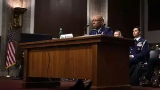 ژنرال سی کیو براون، ژنرال نیروی هوایی ایالات متحده، در جریان استماع تاییدیه خود در ۱۱ ژوئیه ۲۰۲۳ در واشنگتن دی سی شهادت می دهد.  