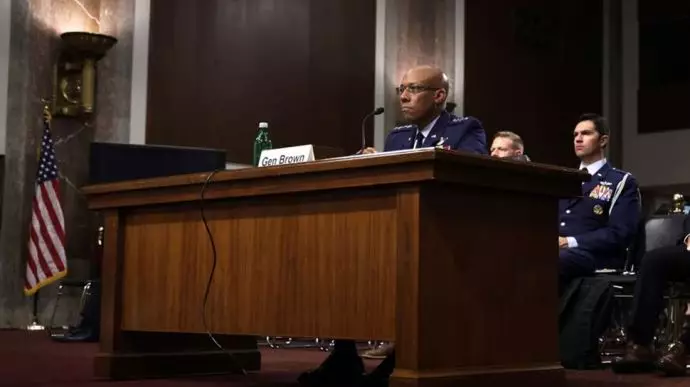 ژنرال سی کیو براون، ژنرال نیروی هوایی ایالات متحده، در جریان استماع تاییدیه خود در ۱۱ ژوئیه ۲۰۲۳ در واشنگتن دی سی شهادت می دهد.  