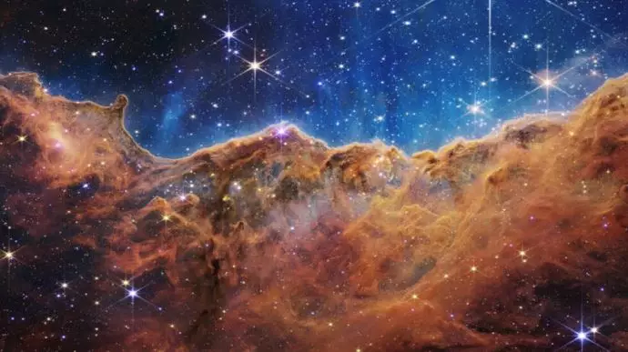 صخره های کیهانی منطقه ستاره ساز در بخشی از فضا به نام سحابی کارینا، یکی از اولین تصاویر منتشر شده تلسکوپ فضایی جیمز وب 