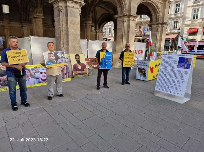 وین - برگزاری میز کتاب در وین و اعتراض به صدور حکم اعدام برای زندانی سیاسی جواد وفایی - ۳۱تیرماه2 - 0