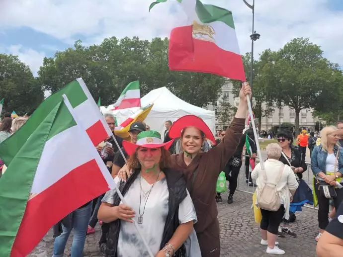 -پاریس - حضور گسترده ایرانیان آزاده در محل تظاهرات - ۱۰تیرماه - 3