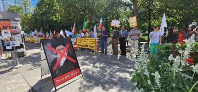 تورنتو - آکسیون ایرانیان آزاده - حمایت گسترده اشرف‌نشانها از برگزاری دادگاه بین‌المللی برای خامنه‌ای جنایتکار - ۱۴مرداد - 16