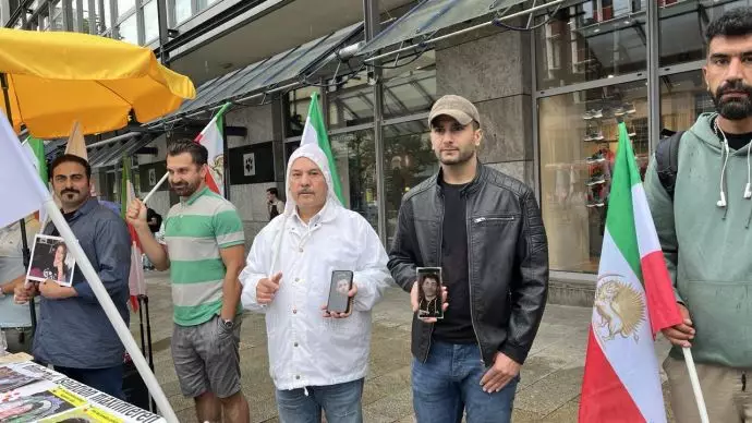 اشتوتگارت آلمان - آکسیون ایرانیان آزاده در همبستگی با قیام سراسری مردم ایران - ۴شهریور - 2