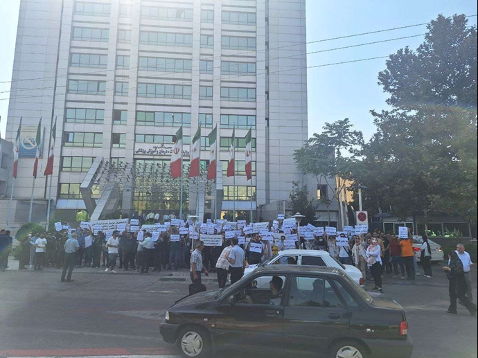 تهران - تجمع اعتراضی صدها نفر از دانشجویان دندانپزشکی سراسر کشور - ۷شهریور