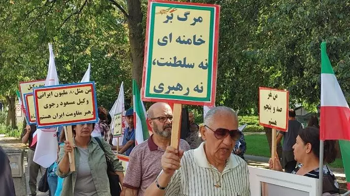 تورنتو - آکسیون ایرانیان آزاده - حمایت گسترده اشرف‌نشانها از برگزاری دادگاه بین‌المللی برای خامنه‌ای جنایتکار - ۱۴مرداد - 8