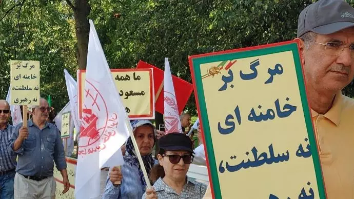 تورنتو - آکسیون ایرانیان آزاده - حمایت گسترده اشرف‌نشانها از برگزاری دادگاه بین‌المللی برای خامنه‌ای جنایتکار - ۱۴مرداد - 6