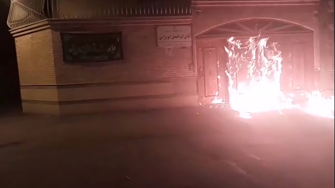به آتش کشیدن مراکز سرکوب توسط کانون‌های شورشی - آرشیو