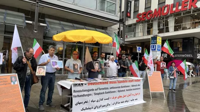 اشتوتگارت آلمان - آکسیون ایرانیان آزاده در همبستگی با قیام سراسری مردم ایران - ۴شهریور - 3