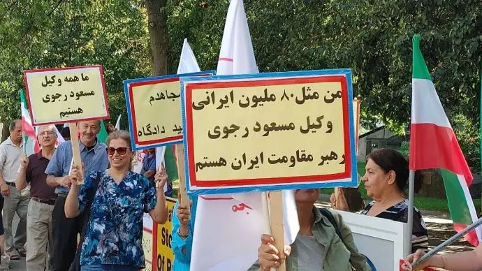 تورنتو - آکسیون ایرانیان آزاده - حمایت گسترده اشرف‌نشانها از برگزاری دادگاه بین‌المللی برای خامنه‌ای جنایتکار - ۱۴مرداد - 5