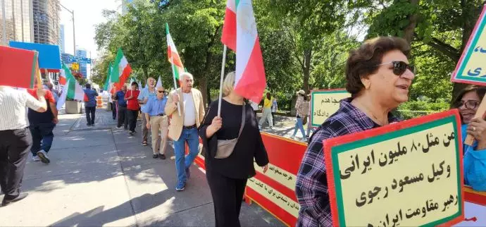 تورنتو - آکسیون ایرانیان آزاده - حمایت گسترده اشرف‌نشانها از برگزاری دادگاه بین‌المللی برای خامنه‌ای جنایتکار - ۱۴مرداد - 15