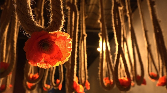 تصویری از طنابهای دار و گل روئیده - عکس از آرشیو