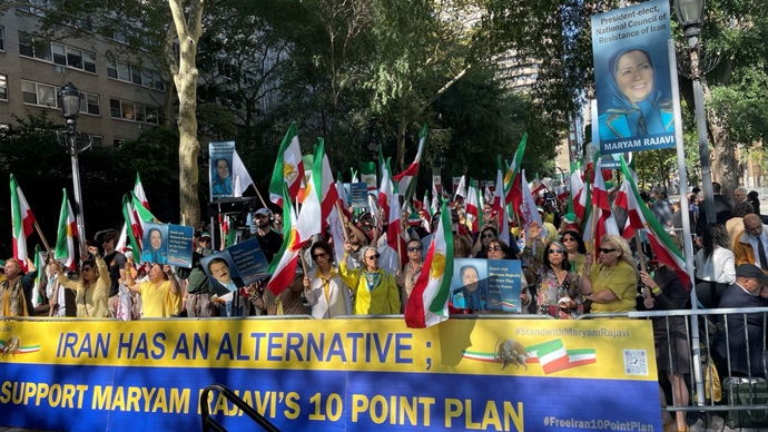 نیویورک - شروع تظاهرات ایرانیان آزاده علیه حضور رئیسی جلاد در برابر مقر ملل متحد - ۲۸شهریور