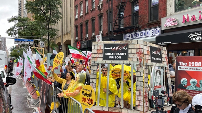 نیویورک - تظاهرات و آکسیون ایرانیان آزاده مقابل هتل اقامت رئیسی جلاد. آنها شعار می‌دهند آزادی می‌آید با می‌توان و باید - ۲۷شهریور