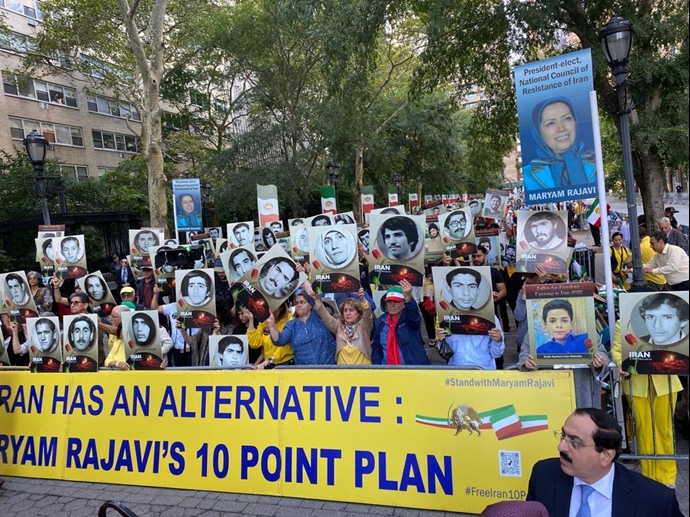 تظاهر کنندگان در نیویورک با برافراشتن تصاویر شهیدان مقاومت با آنها تجدید پیمان کردند - تظاهرات ایرانیان آزاده علیه حضور رئیسی جلاد در نیویورک