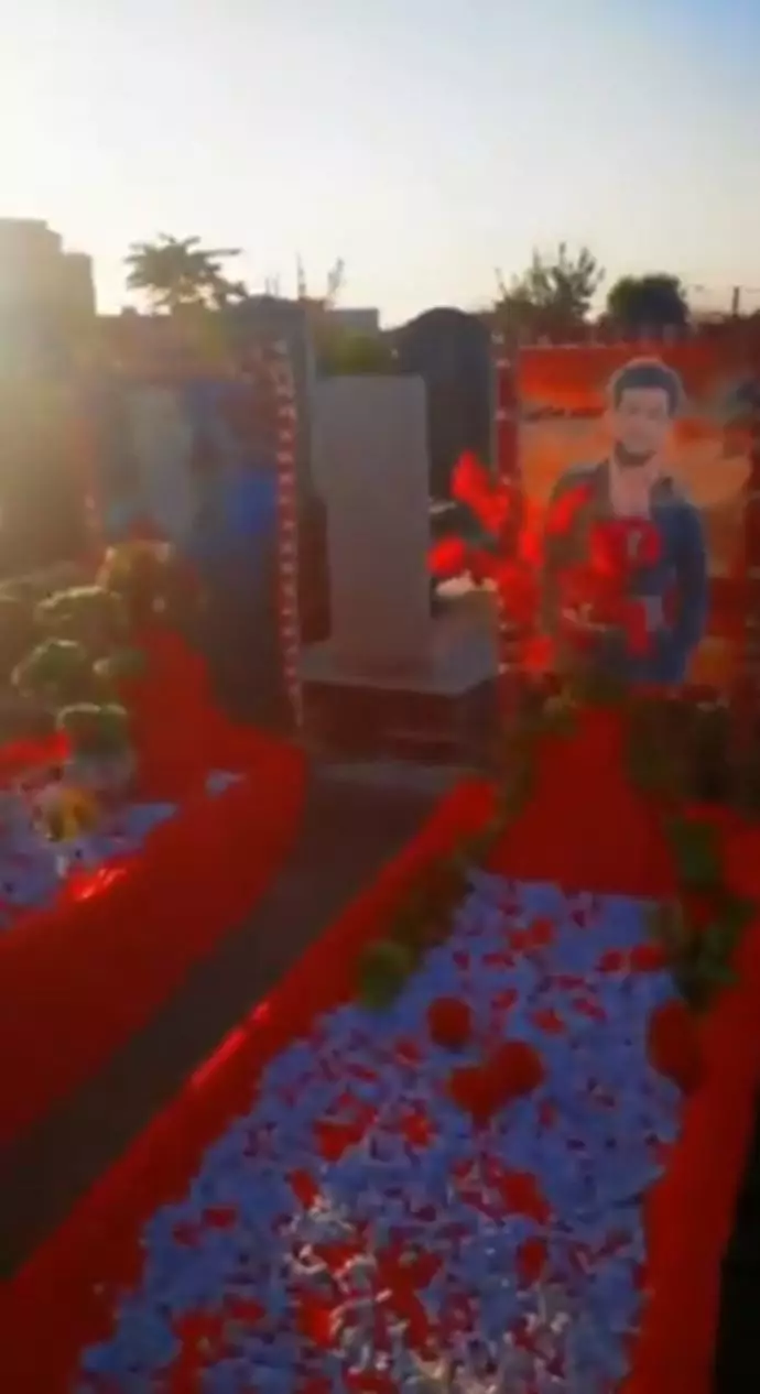 -بوکان - تزئین مزار شهدای انقلاب بعد از تخریب توسط وحوش خامنه‌ای - 2
