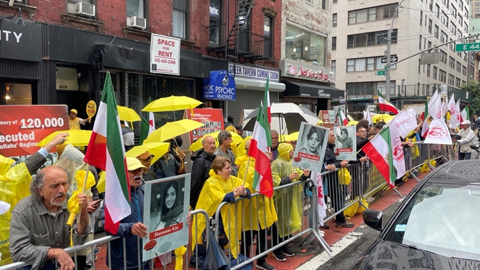 نیویورک - تظاهرات و آکسیون ایرانیان آزاده مقابل هتل اقامت رئیسی جلاد. آنها شعار می‌دهند آزادی می‌آید با می‌توان و باید - ۲۷شهریور