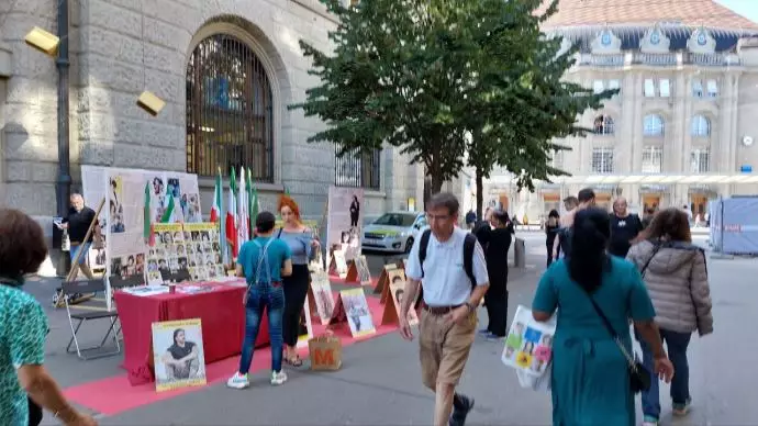 سنت گالن سوئیس - آکسیون و میز کتاب ایرانیان آزاده و هواداران مجاهدین در حمایت از قیام سراسری - ۱۶شهریور - 2