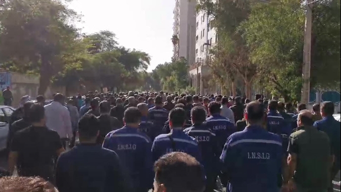 اهواز - تظاهرات گسترده کارگران گروه ملی فولاد با شعار: مشکل ما حل نشه اهواز قیامت میشه -۸بهمن