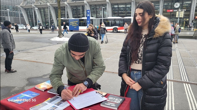لوتزرن سوئیس - برگزاری میز کتاب در حمایت از قیام سراسری توسط هواداران سازمان مجاهدین - ۴بهمن