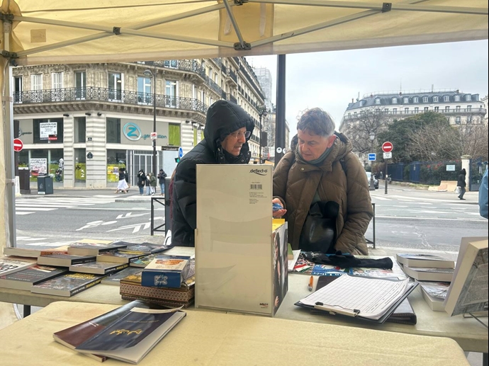پاریس - برگزاری میز کتاب همراه با نمایش تصاویر شهیدان در همبستگی با قیام سراسری - ۲۲دی