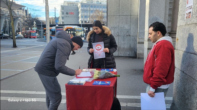 لوتزرن سوئیس - برگزاری میز کتاب در اعتراض به اعدامهای جنایتکارانه آخوندها توسط ایرانیان آزاده - ۱۴دی