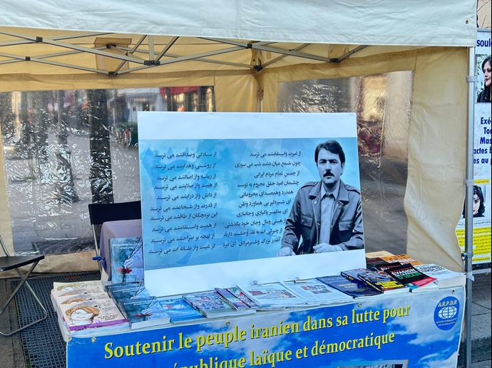 پاریس - برگزاری میز کتاب در همبستگی با ۳۰دی، آزادی آخرین دسته از زندانیان سیاسی در سال ۱۳۵۷ به‌ویژه آزادی مسعود رجوی - ۲۹دی ماه