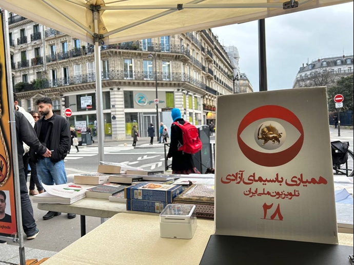 پاریس - برگزاری میز کتاب و نمایش تصاویر شهیدان، در همبستگی با قیام سراسری توسط ایرانیان آزاده و هواداران مجاهدین - ۱۴دی
